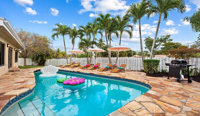 Fun 4BD Stay - Pool - BBQ - Games - Backyard