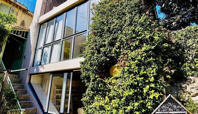 Fun and Funky Townhouse with Terrace in heart of in Uzès