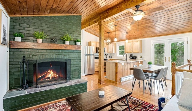 Fun and Modern Cabin with Pool Table, Hot Tub and Fire Pit for Your Perfect Getaway in Historic Harpers Ferry, WV