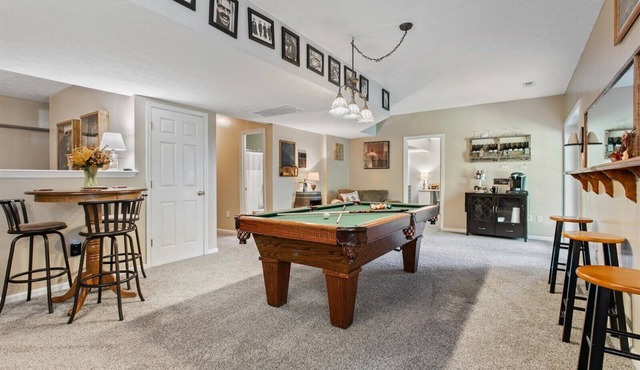 Fun and Open Space Near Everything - Pool table, Hot Tub in Williamsburg