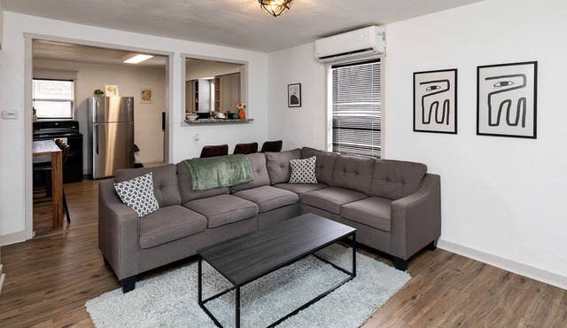 Fun Backyard ~Close to Downtown~Pet Friendly~4BDRM