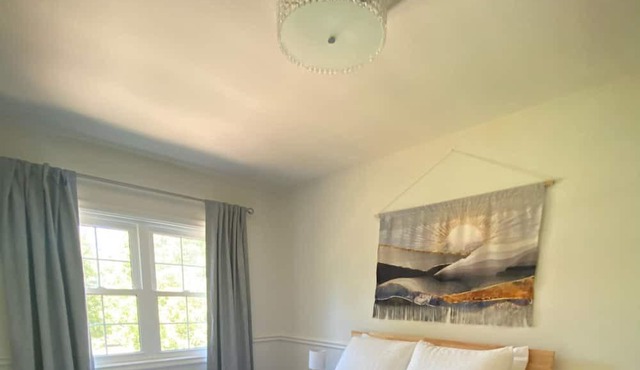 Fun & bright 3 bdrm cottage across from Lake Huron