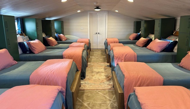 Fun Bunkhouse with 10 beds, full kitchen, and WiFi, AC in Historic Concho