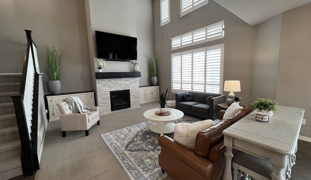 Fun clean 5BR with 2 kitchens, 5 kings, NEW queen Murphy bed