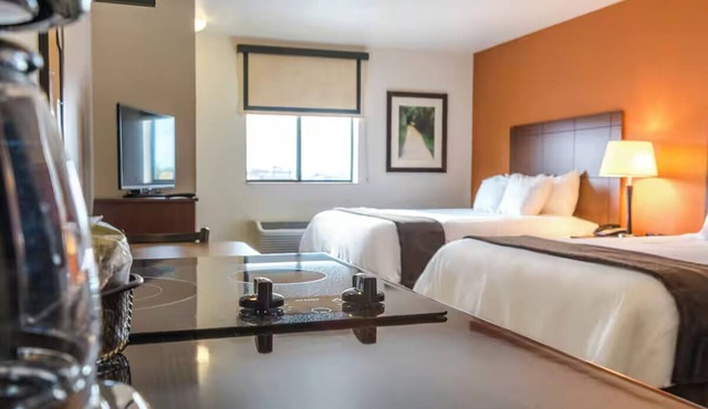 Fun & Comfort Combined – 2 Queen Beds + Recliner Steps from Dining & Attractions