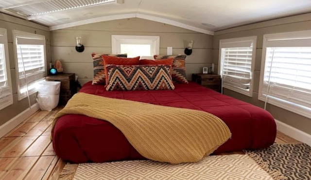 Fun, Cozy "Tiny House" Retreat w/Study, fast WiFi