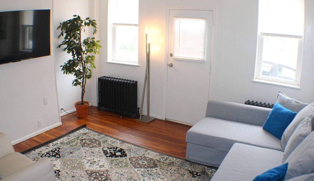 Fun Crash Pad City Views Off-Street Parking