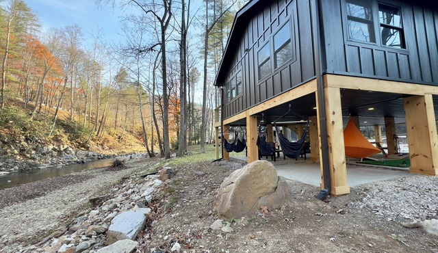 Fun Creekside cabin- tubing, fishing, grilling!