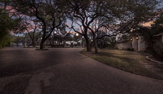 Fun Family and Dog friendly Estate retreat getaway! 15 minutes to Austin