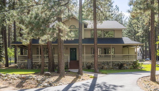 Fun Family Cabin in the Heart of the Lost Sierra w/BBQ, Games and Tons of Space