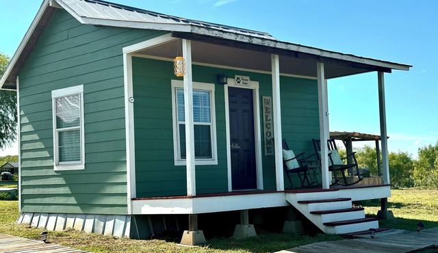 Fun Family Countryside Tiny House with Pool