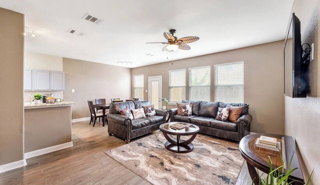 Fun Family Friendly Home Great Location in Houston 3BDR 2.5 Bath