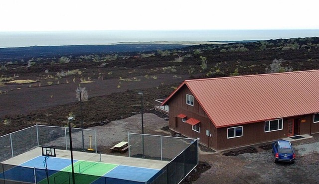 Fun Family Private Retreat with lighted Sports Court and Pool