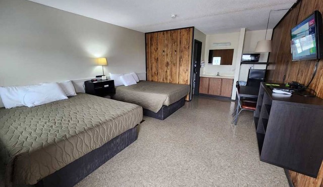 Fun Family Stay in Room w/Refreshing Pool, Lake Access & Playground