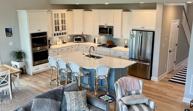 Fun family vacation spot! 4 Bedrooms, Screened in Back Porch, Large Family Room.