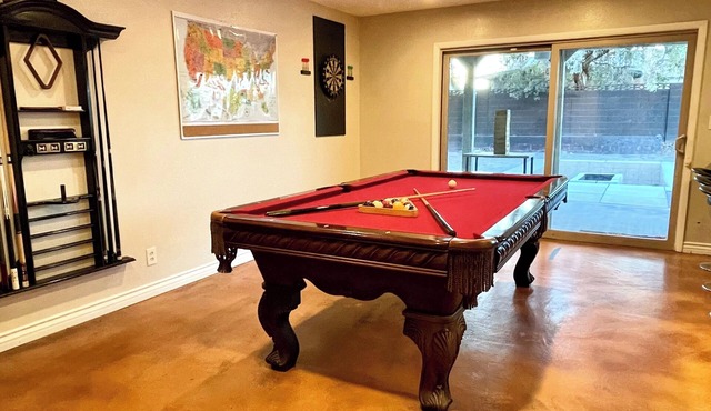Fun-Filled Spacious House: Pool Table, Basketball, Fire Pit, Theater, BBQ & More