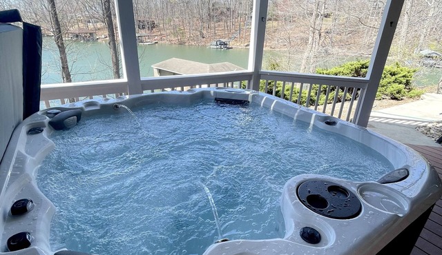 Fun for Family & Friends ! Lakefront with Private Dock, near Bridgewater Plaza !