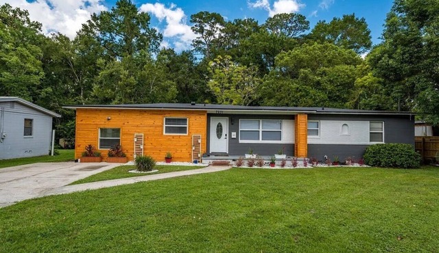 Fun Game Room Getaway: Sleeps 10, pool table, darts, fire pit, pet-friendly