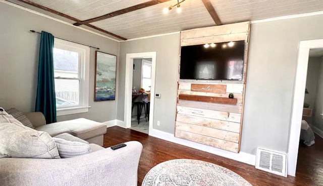 Fun, group friendly house close to fair! Sleeps 8