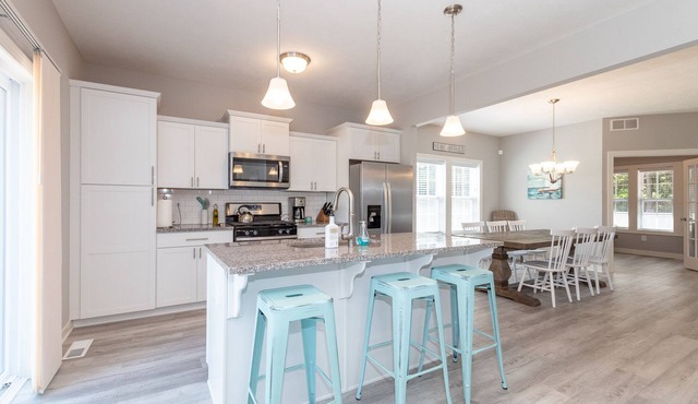 Fun Haven sleeps 12. All season pool and hot tub. Walk to beach. Pet friendly.