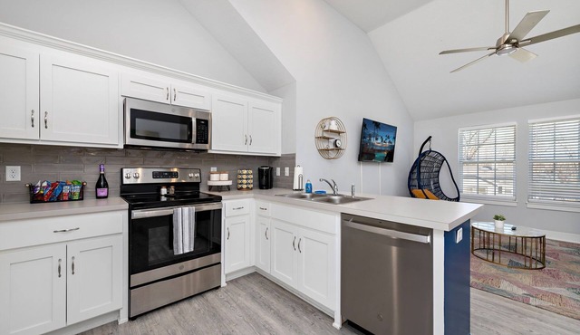 Fun Haven: Spacious 4BR Retreat Near Worlds of Fun