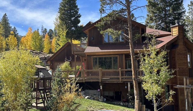 Fun home,walk ski shuttle to mnt,hot-tub,sledding,mtn views,kid&pet👍 town 5 mins