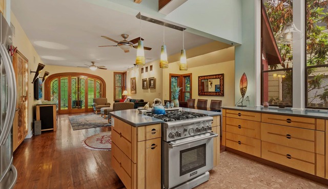 Fun House in a Fantastic Location w Hot Tub, Great for Groups