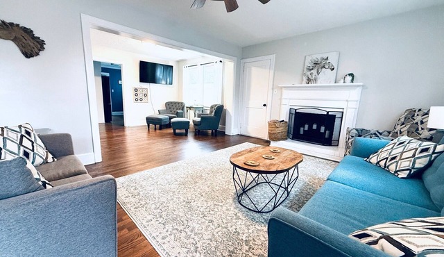 Fun House/King Bed - Close to Town/Full of Entertainment!