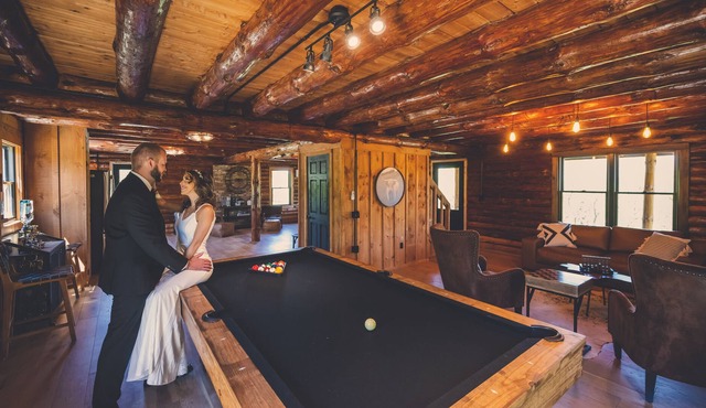 Fun in the sky. Log cabin facing beautiful golf course.