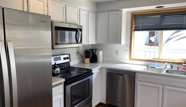 Fun in the Sun! Columbia River, wineries, Gorge concerts - sleeps up to 8