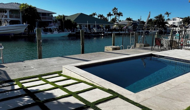 Fun in the Sun! Private pool, 37' dock and Cabana Club!