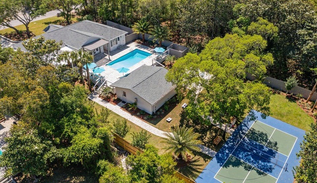 Fun in the Sun - Vacation Home with Private Pool, Pickleball Court & Includes Golf Cart