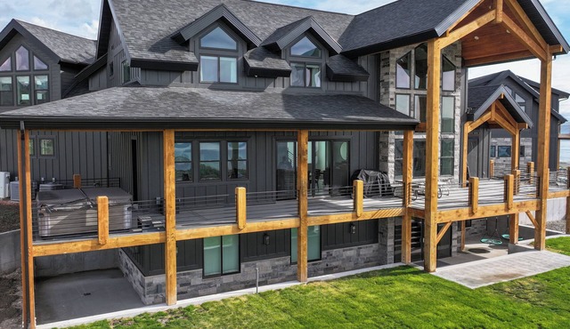 Fun Large cabin in gated community near bear lake.