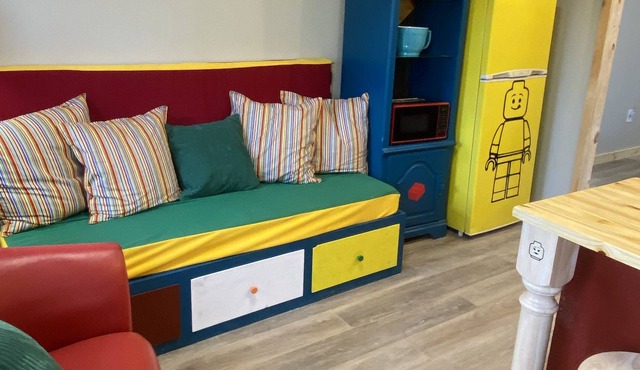 Fun Lego Brick theme for your visit! Easy access to I75. Private setting.