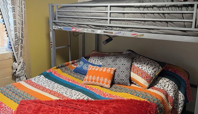 Fun little 2 Room cabin in Pelkie with WiFi access.
