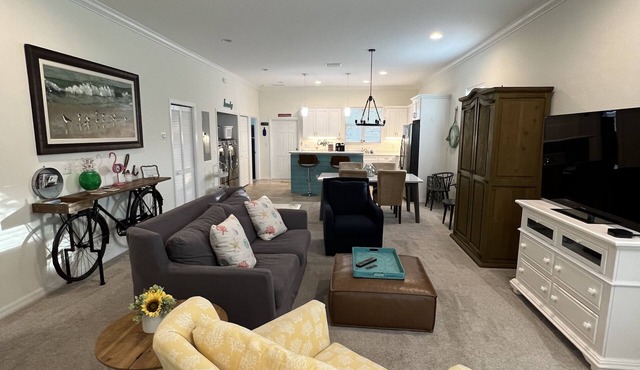 Fun location, walking distance to docks, new pickleball courts, near by beaches