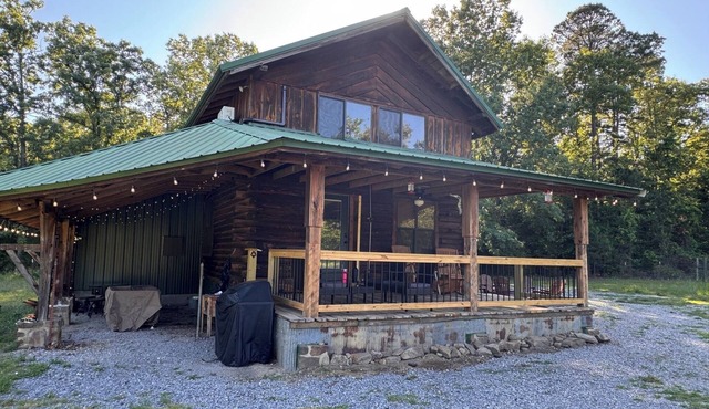 FUN! Log Cabin Hot Tub & Game Room w Pool Table Pets OK 3BR/2BA Sleeps 10