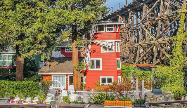 Fun Luxurious Property! 5 min walk to BEACH, Hot tub, putting green, fire-pit!