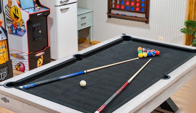 Fun Luxury Lodge Sleeping 25: Hot Tub, 16 Acres