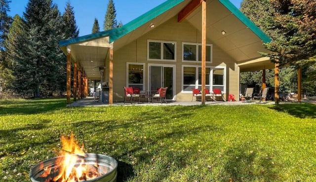 Fun Modern Cabin Near Clear Creek Station