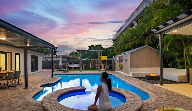 Fun Oasis 6BR Game Room, Playground, Court & BBQ