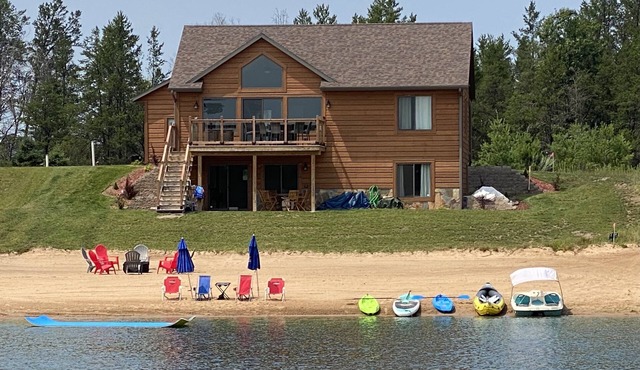 Fun on the Beach, minutes from Castle Rock Lake! EV friendly too! -Hot Tub-!