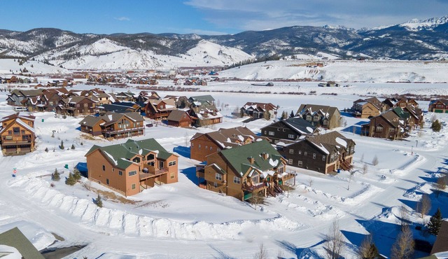 Fun pet friendly 4 bedroom hot tub and Air Conditioning