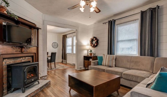 Fun Rec room, Hot Tub & Mountain View’s 2 King Rooms