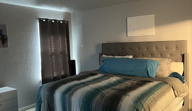 Fun, relaxing 5 bedroom home with free parking