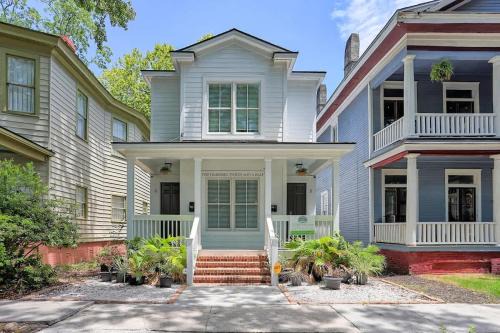 Fun & Renovated Artsy Downtown Apt Dog Friendly with Fully Fenced Backyard and Private Parking