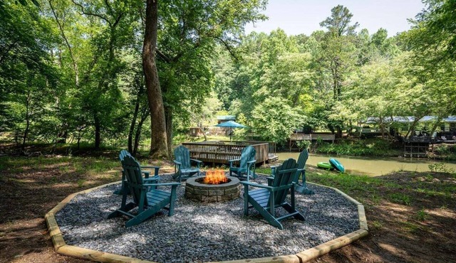 Fun Riverside Cabin: Indoor Games+Hot Tub+Firepit