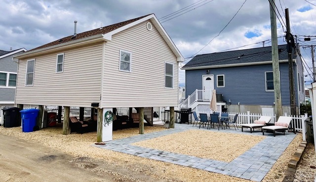 Fun shore bungalow that is walkable to the beach!