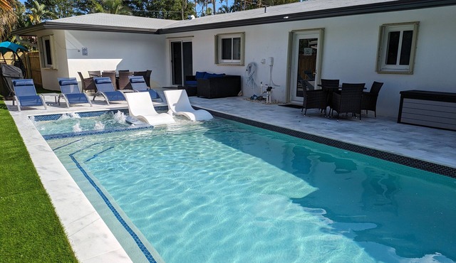 Fun-Sized Haven! Shared Heated Pool n Spa! Beach 1.4 mi! Walkable to Food n Fun