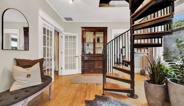 Fun, style & comfort Eastside downtown 4 bedroom townhome near attractions